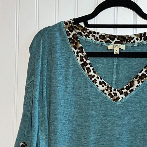 Kori America women’s small green/blue vneck long sleeve blouse animal print trim - Picture 2 of 10